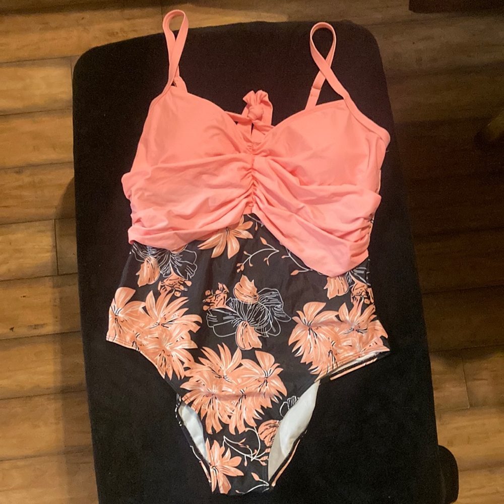 Size XXL women’s black and peach one piece swimsuit